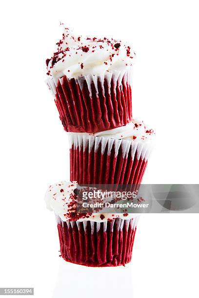cupcakes de terciopelo rojo - cupcake fotografías e imágenes de stock