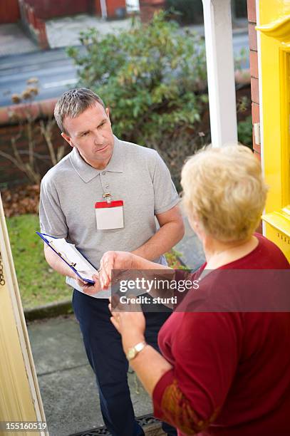 puerta de asesoramiento - vendedor de puerta en puerta fotografías e imágenes de stock