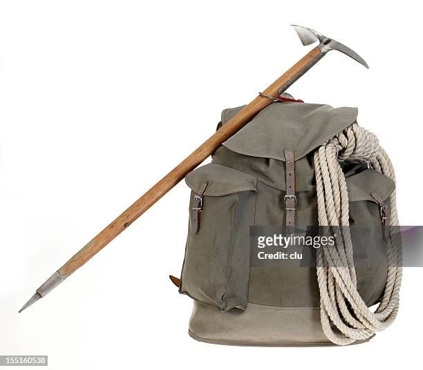 vintage used old mountaineering backpack with climbing iron and rope - crampon stockfoto's en -beelden