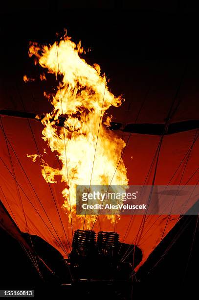feuer von hot air balloon - master stock-fotos und bilder