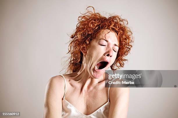 yawn - mujer cansada fotografías e imágenes de stock