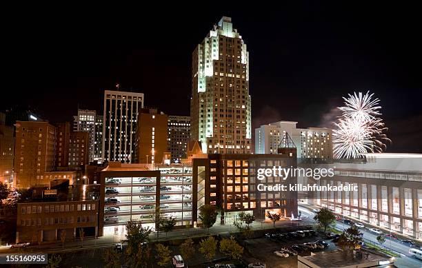 el centro de la ciudad de raleigh, carolina del norte, con fuegos artificiales - raleigh fotografías e imágenes de stock