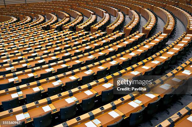 semi-circle of empty seats european parliament brussels - the prime minister introduces his new members of parliament stockfoto's en -beelden