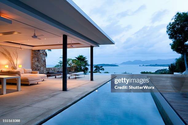 moderne island villa - pool mit gegenströmung stock-fotos und bilder