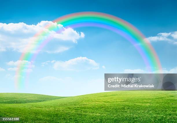 regenbogen über idyllische hügeligen landschaft - rainbow sky stock-fotos und bilder
