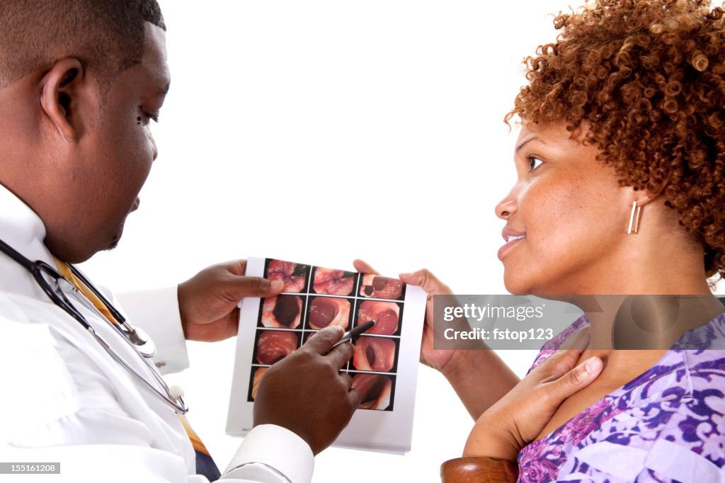 Arzt diskutieren mit einem Patienten colonoscopy Bericht.