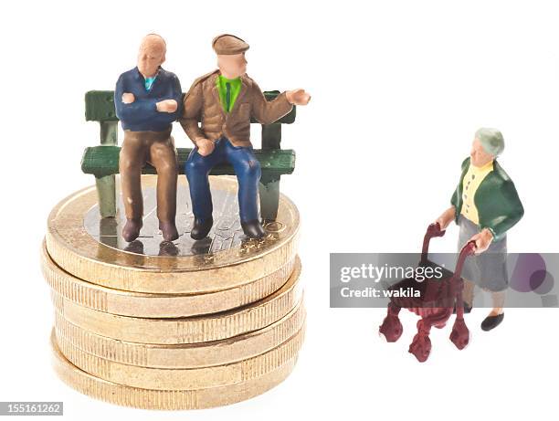 vecchia-età di pensionamento-rentner auf bank - miniature foto e immagini stock