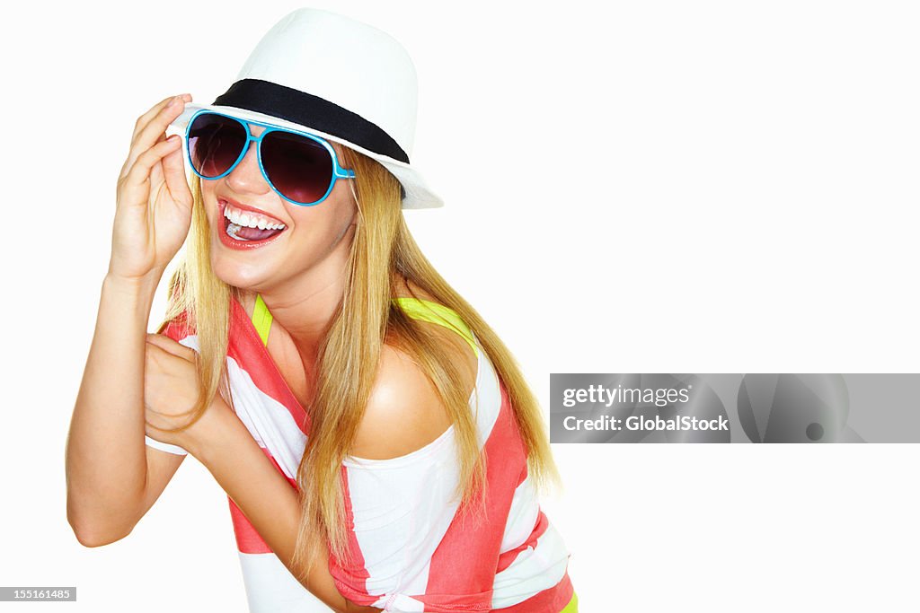 Attraktive junge Frau mit Sonnenbrille