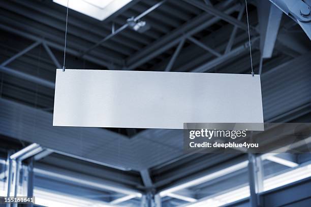 panneau métallique suspendu dans une chambre d'affaires - hanging banners photos et images de collection