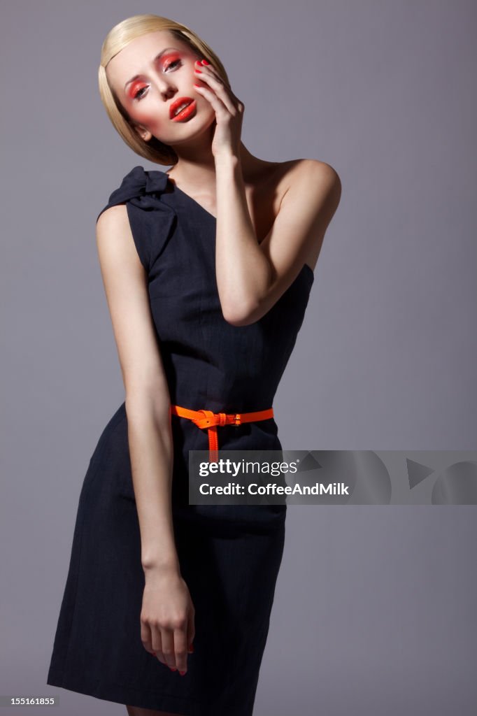 Bela mulher usando Vestido cinzento