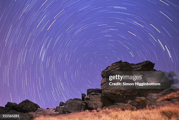 star trails, west yorkshire, england, uk - simon higginbottom 個照片及圖片檔