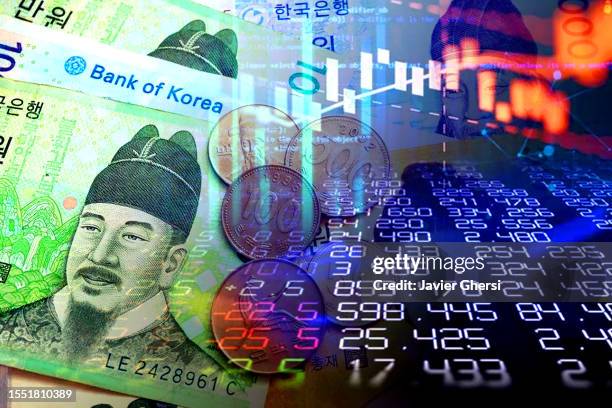 korean won cash banknotes and stock market indicators - 韓国の通貨 ストックフォトと画像