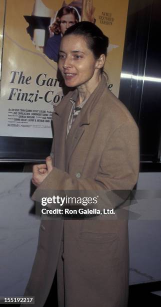 Actress Isabella Rossellini attends the premiere of "The Garden of the Finzi-Continis" on November 4, 1996 at the Paris Theater in New York City.