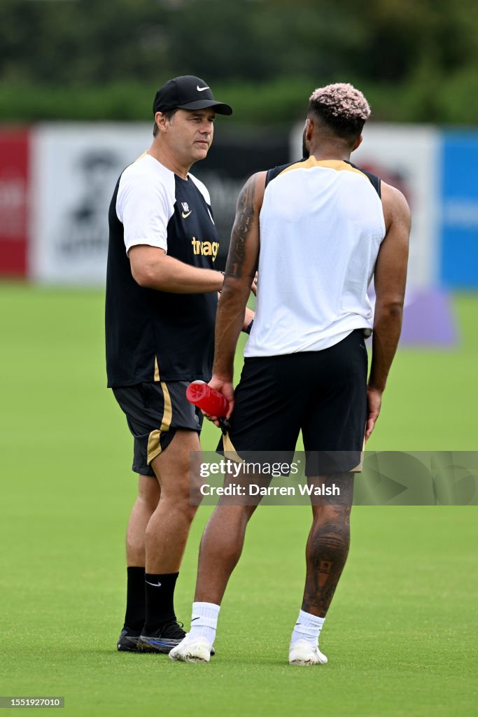 Coach Reece Head Coach Mauricio Pochettino and Reece James of Chelsea during a ...