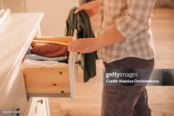 chest of drawers with hand clothes - woman flat chest 個照片及圖片檔