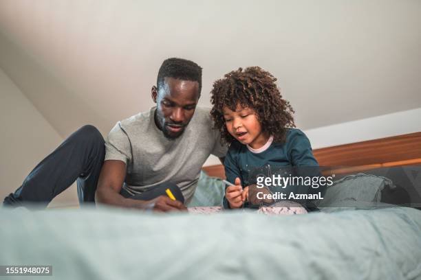 guapo padre e hijo africano medio adulto que pasan tiempo de calidad juntos - viudo fotografías e im�ágenes de stock