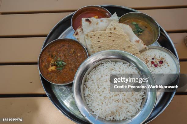 indian lunch curry set, chicken hara pyaaz, with rice and bread. - north indian food 個照片及圖片檔