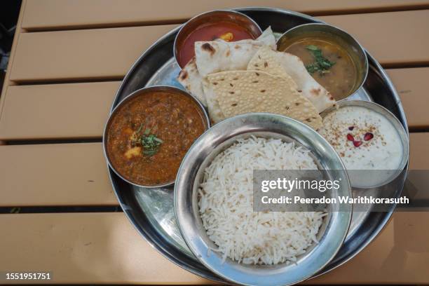 indian lunch curry set, chicken hara pyaaz, with rice and bread. - dal stock pictures, royalty-free photos & images