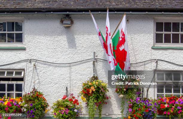 welsh flags on a pub, crickhowell, wales - welsh flag 個照片及圖片檔