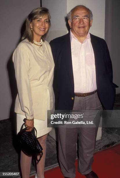 Actor Ed Asner and Cindy Gilmore attend the premiere of "Bob Roberts" on September 1, 1992 at the Writer's Guild Theater in Beverly Hills, California.