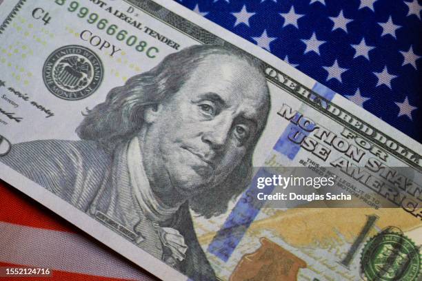 corporate money in america concept - one hundred dollar ben franklin - unidade monetária dos estados unidos imagens e fotografias de stock
