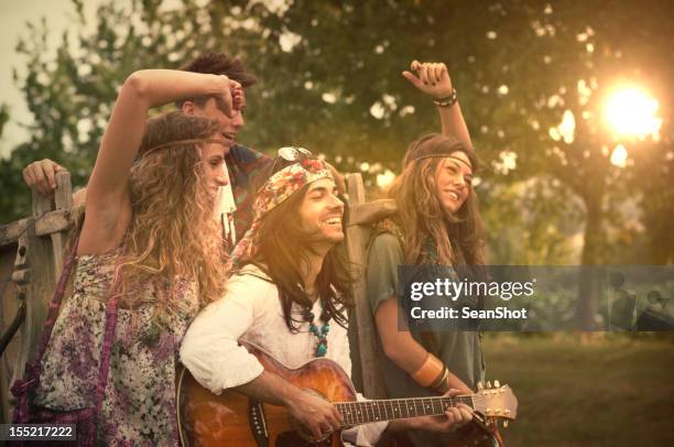 hippies tanzen und spielen gitarre. 70 er jahre. - 1970's long hair stock-fotos und bilder