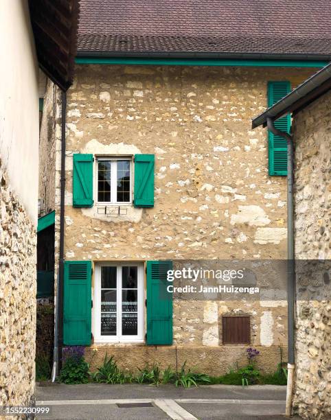 morestel, france: maison médiévale traditionnelle en pierre avec volets verts - morestel photos et images de collection