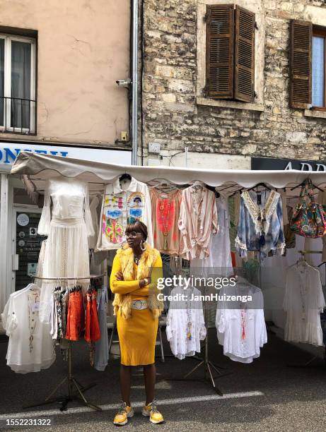 morestel, france: un vendeur vend des vêtements au marché aux puces en plein air - morestel photos et images de collection