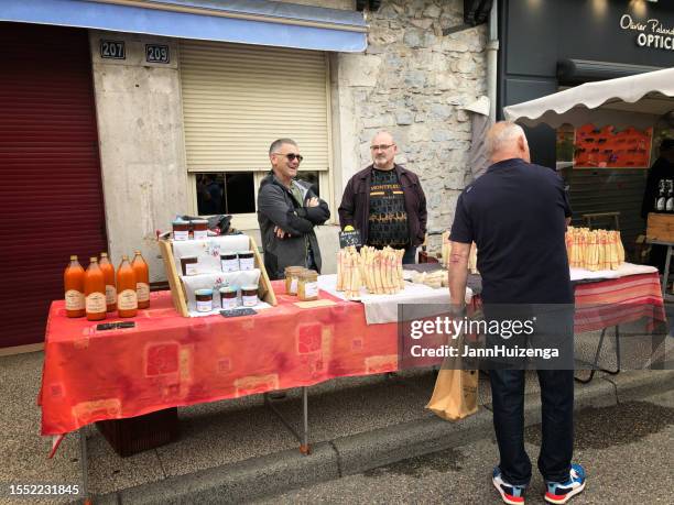 morestel, france: vendeurs vendant des asperges sur un marché en plein air - morestel photos et images de collection