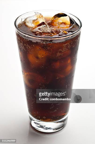 glass of soda with ice cubes - coca cola 個照片及圖片檔