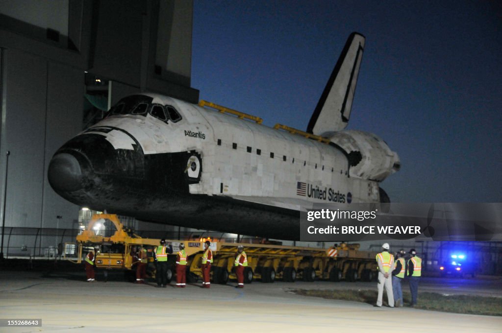 US SPACE-SHUTTLE ATLANTIS BEGINS ITS FINAL MOVE