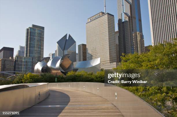 walkway, cultural building and office towers - millennium park chicago fotografías e imágenes de stock