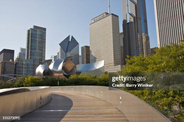 walkway, cultural building and office towers - smurfit stone building stock pictures, royalty-free photos & images
