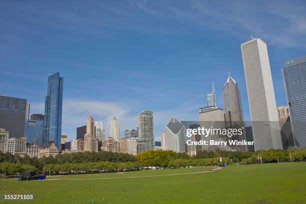 grassy park in front of city skyline. - aon center chicago stock pictures, royalty-free photos & images