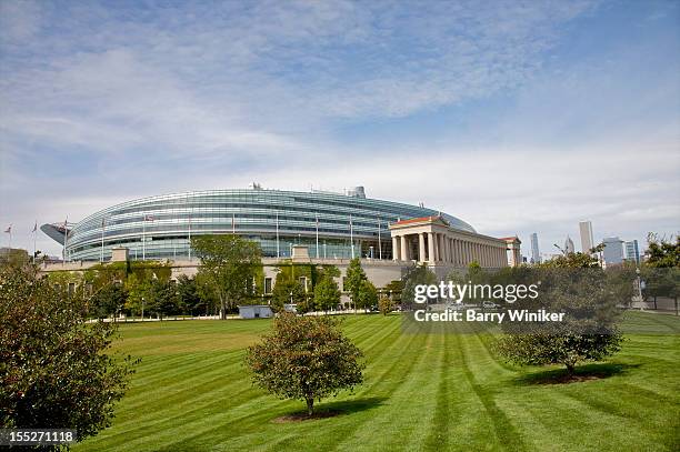 lawn in front of contemporary side of stadium. - soldier field chicago stockfoto's en -beelden