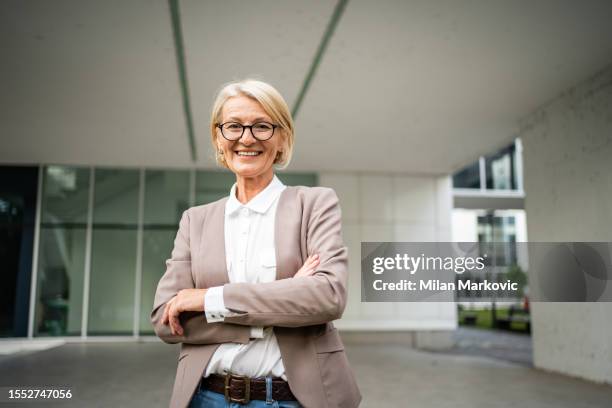 porträt einer selbstbewussten geschäftsfrau - weibliche führungskraft stock-fotos und bilder