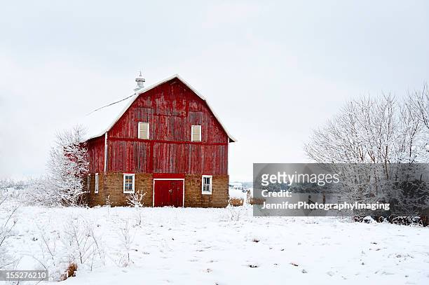 red barn in winter - iowa v minnesota stockfoto's en -beelden