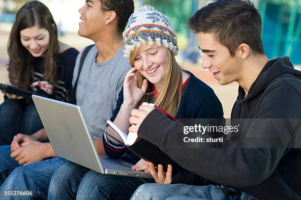 grupo de estudio al aire libre - christian college fotografías e imágenes de stock