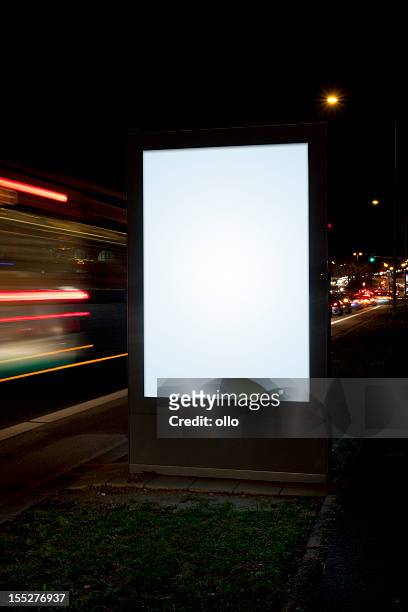 cartellone pubblicitario vuoto sulla strada di città di notte - composizione verticale foto e immagini stock