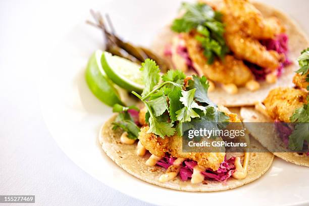 nahaufnahme des fish tacos auf einer platte - luxus essen stock-fotos und bilder