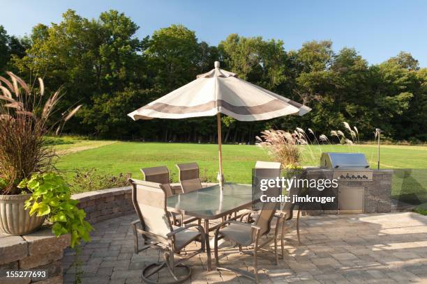 patio con parrilla para asar mesa y. - loseta fotografías e imágenes de stock