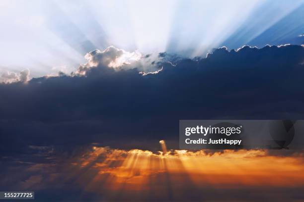 dramatische cloudscape - silbertreifen am horizont stock-fotos und bilder