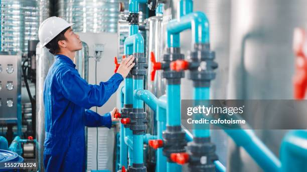 wartungstechniker bei der arbeit in der wasserfabrik - druckmesser stock-fotos und bilder