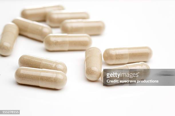 natürliche vitamine und zusatzpräparate auf weiß - kapsel stock-fotos und bilder
