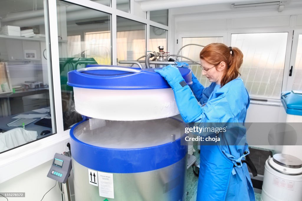 Recipiente com líquido nitrogen.doctor com fato de trabalho