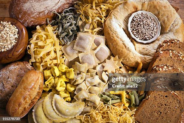 pasta and bread - koolhydraat voedsel stockfoto's en -beelden