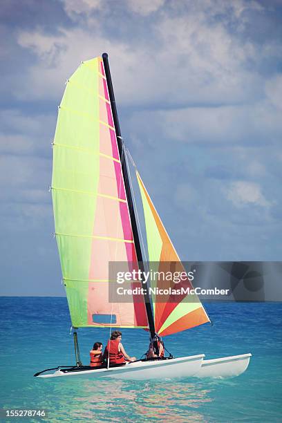 navigation à voile sur la plage - catamaran race photos et images de collection