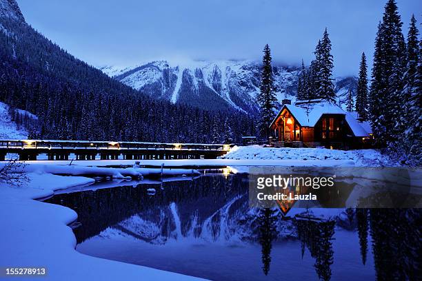 emerald lake resort entrance - canada mountains stockfoto's en -beelden