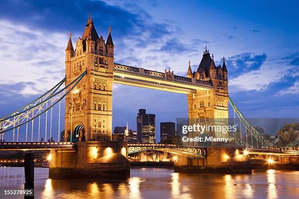 tower bridge in london, uk themse bei sonnenuntergang twilight motiv - tower bridge stock-fotos und bilder