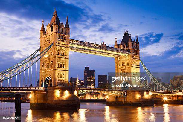 tower bridge em londres, reino unido rio tamisa pôr do sol crepúsculo cena - tower bridge imagens e fotografias de stock